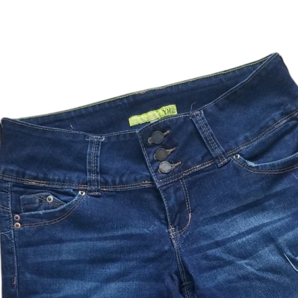 YMI Wanna Betta Butt Dark Wash 3-Button Cuffed Denim Bermuda Shorts Size 3. - Picture 4 of 8